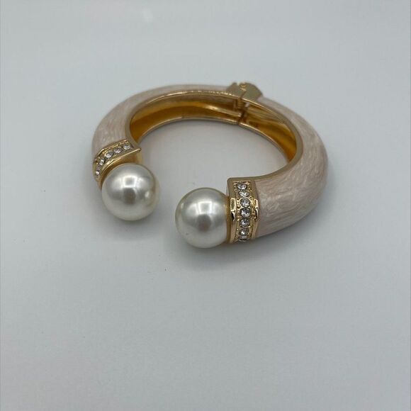 New large scale bracelet with faux pearls and mother of pearl look enamel finish - Picture 1 of 14